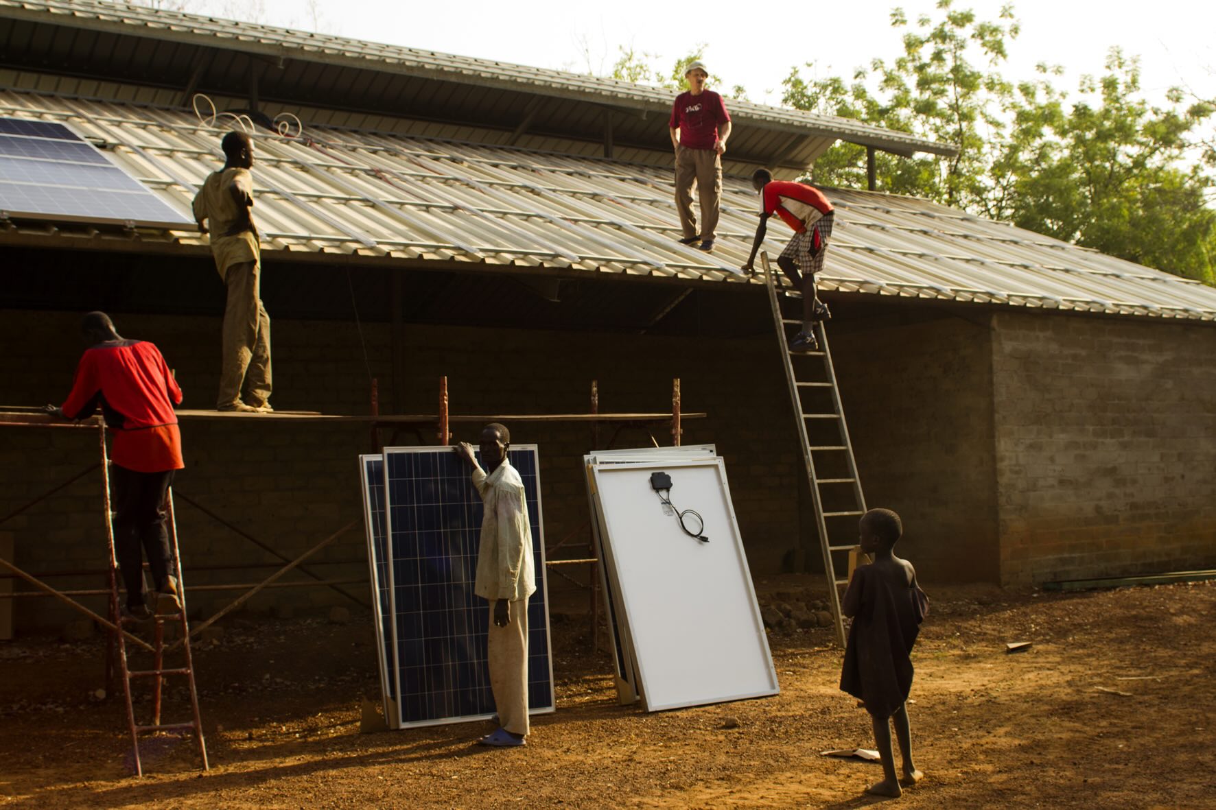 Lavori di installazione dei pannelli fotovoltaici.jpeg